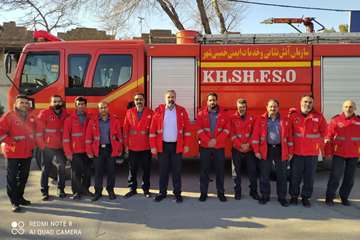 پوشش ایمنی محل راهپیمایی مردم خمینی شهر توسط آتش نشانان همیشه در صحنه سازمان آتش نشانی وخدمات ایمنی شهرداری خمینی شهر